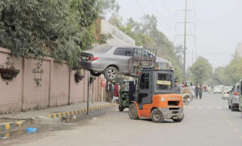 لاہور: ٹریفک وارڈن نو پارکنگ ایریا میں کھڑی گاڑی کو لفٹر ..