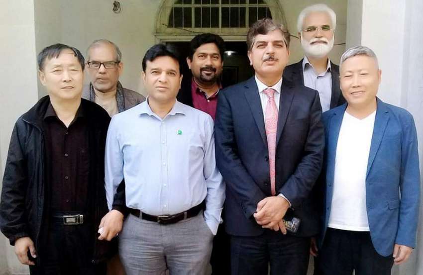 لاہور: صوبائی وزیر برائے توانائی ڈاکٹر اختر ملک اور وائس ..