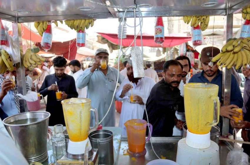 حیدر آباد: شہری بڑی تعداد میں ایک دکان سے تازہ جوس پی رہے ..