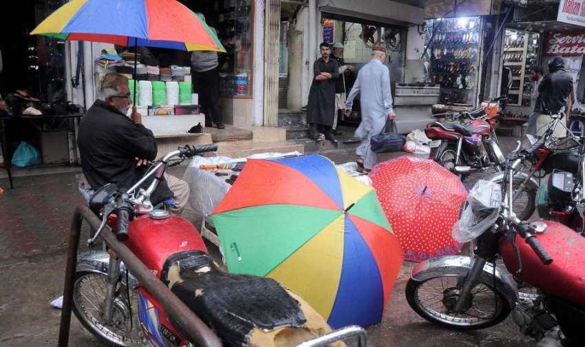 راولپنڈی: موٹرسائیکل سوار نے بارش سے بچنے کیلئے برساتی پہن ..