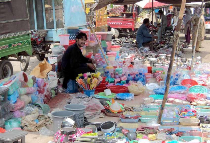 چینیوٹ: ایک دکاندار سستا بازار میں پلاسٹک سے بنے ہوئے برتنوں ..