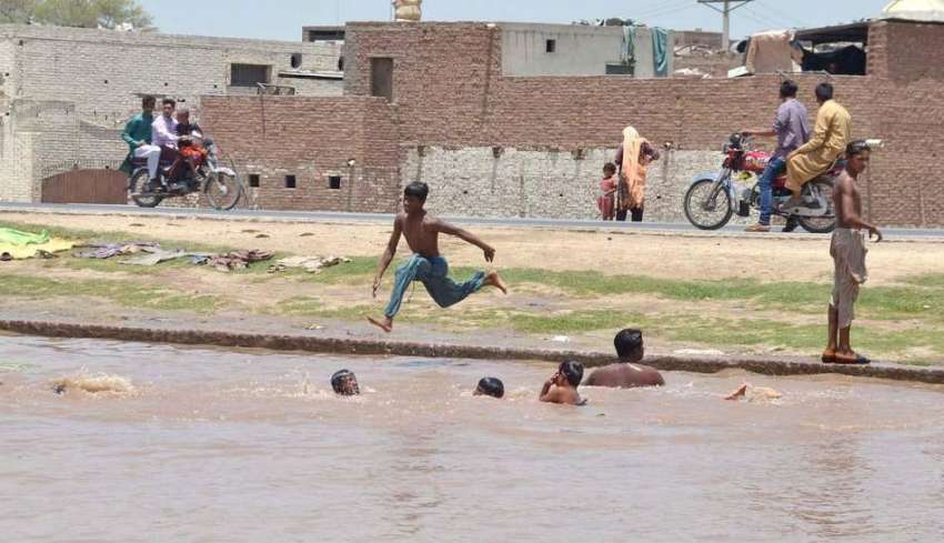 ملتان: نوجوان گرمی کی شدت سے بچنے کے لیے نہر میں نہا رہے ہیں۔