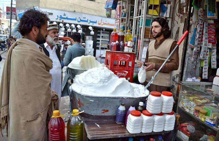کوئٹہ: سورج گنج بازار میں سردیوں کے موسم میں خریدار دکانداروں ..