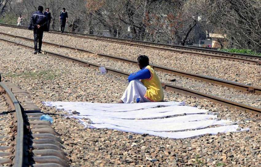 راولپنڈی: مریڑ ریلوے ٹریفک کے قریب ایک ڈھولچی نے کپڑے خشک ..