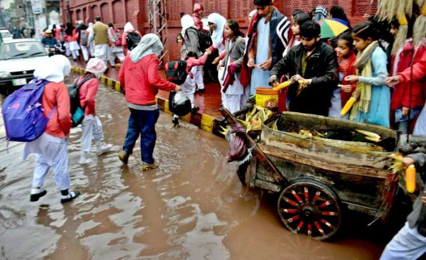 لاہور: صوبائی دارالحکومت میں بارش کے بعد سکول کے باہر پانی ..