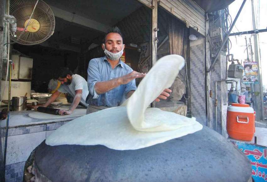 راولپنڈی: فروش سڑک کنارے  سموسہ پٹی بنانے میں مصروف ہے
