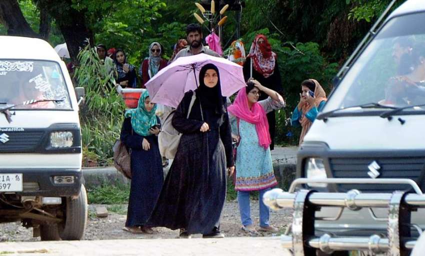 راولپنڈی: یو نیورسٹی طالبات دھوپ سے بچنے کیلئے چھتری تا ..