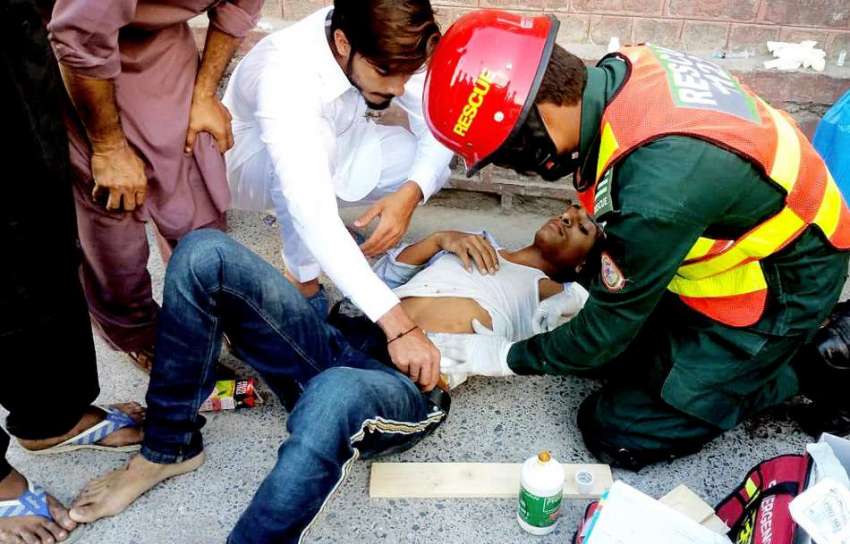 راولپنڈی: ریسکیو اہلکار ٹریفک حادثے کا شکار ایک شخص کو طبی ..