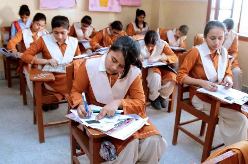 حیدر آباد: نویں کلاس کے سالانہ انتخابا ت کے موقع پر طالبات ..