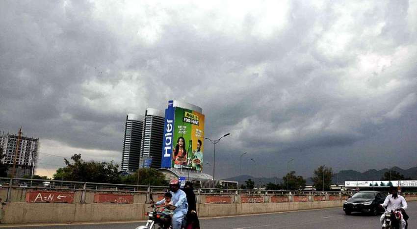 اسلام آباد: وفاقی دارالحکومت میں آسمان پر چھائے گہرے بادل ..