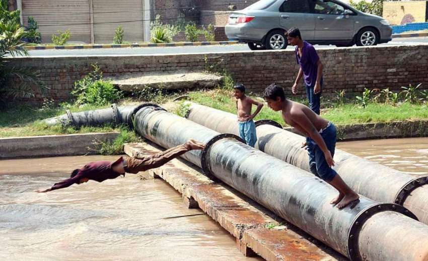 فیصل آباد: نوجوان گرمی کی شدت کم کرنے کے لیے نہر میں نہا رہے ..