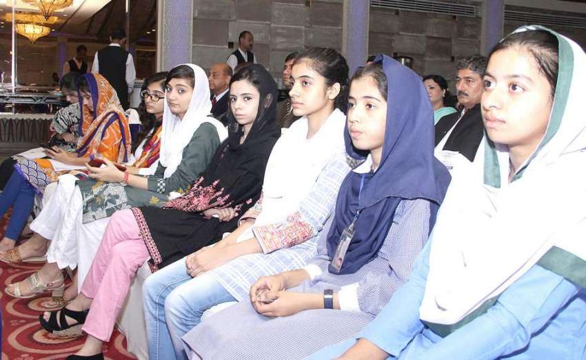 لاہور: میٹرک کے امتحان میں پوزیشن حاصل کرنے والی طالبات ..