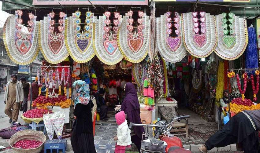 راولپنڈی: دکاندار پھول اور پتیاں فروخت کررہے ہیں۔