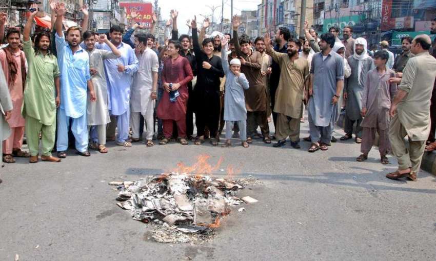 راولپنڈی: راجہ بازار کے تاجر ٹی ایم اے کے خلاف احتجاج کر ..