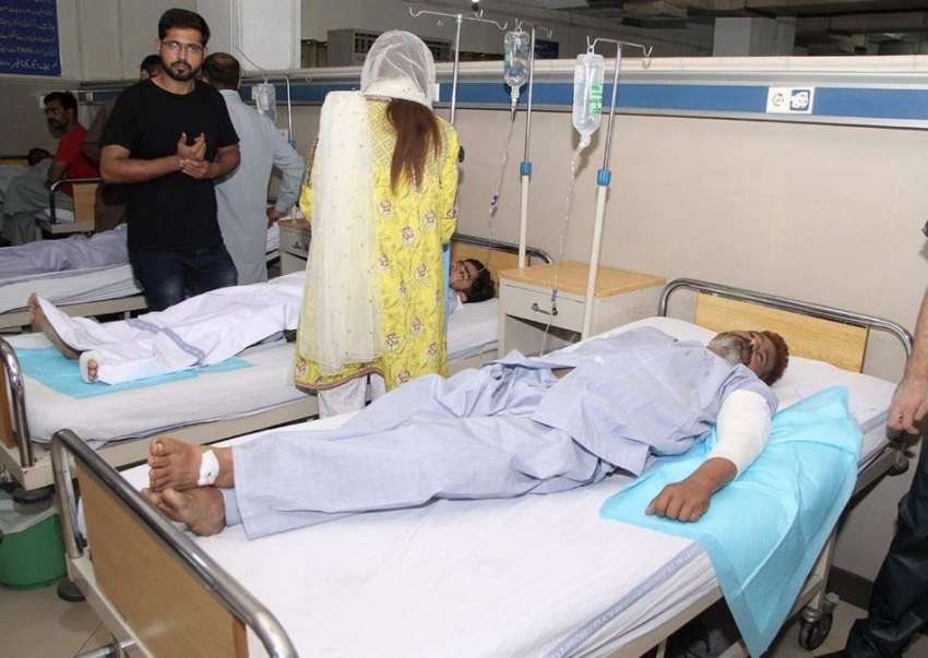لاہور: داتا دربار کے باہر خودکش دھماکے میں زخمی ہونیوالے ..