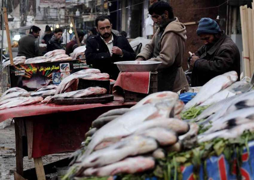 اسلام آباد: شہری سٹال فروش سے مچھلی خرید رہے ہیں۔ 