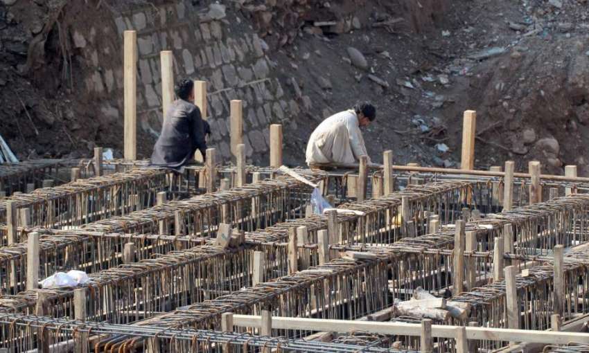 اسلام آباد: مزدور امبیسی روڈ کے تعمیراتی کام میں مصروف ہیں۔