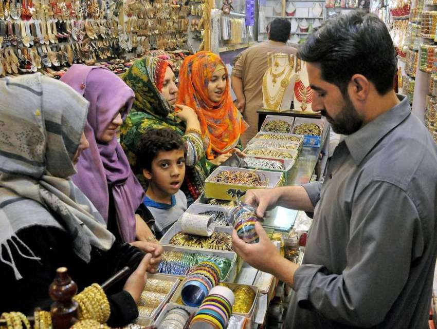 راولپنڈی: عید کی تیاریوں میں مصروف خواتین موتی بازار سے ..