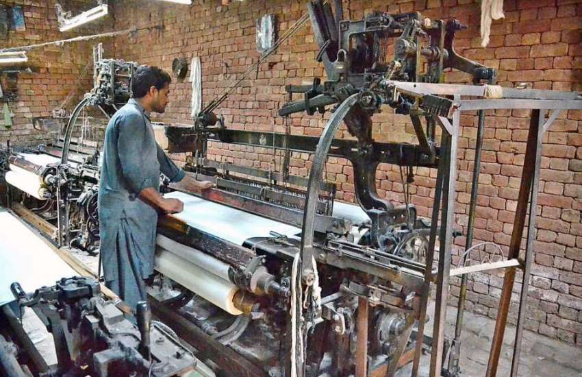 لاہور: مزدور پاور لوم پر روزہ مرہ کام میں مصروف ہے۔