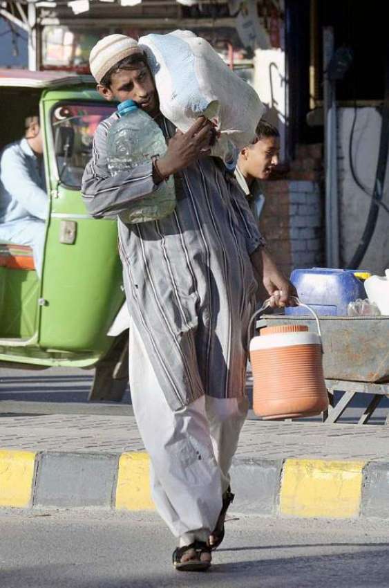 راولپنڈی: ایک شہری کولر اور بوتل میں پینے کا صاف پانی بھرکر ..