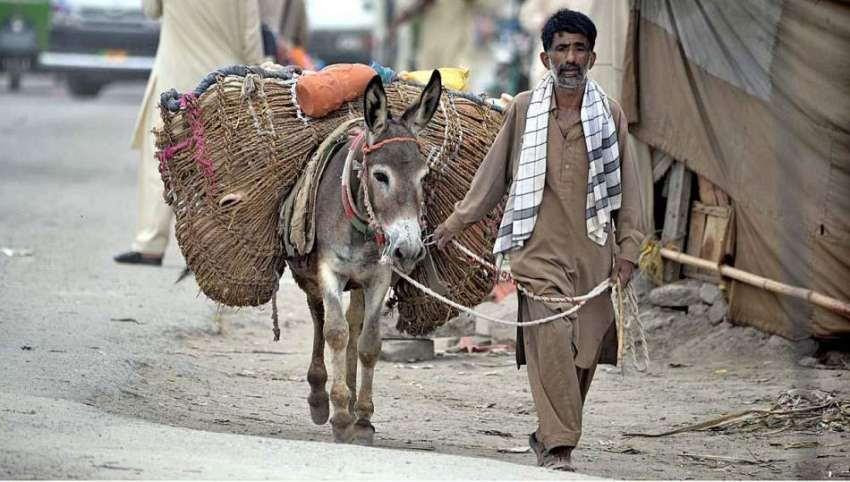 راولپنڈی: محنت کش پھیری لگا کر مٹی کے برتن فروخت کررہا ہے۔