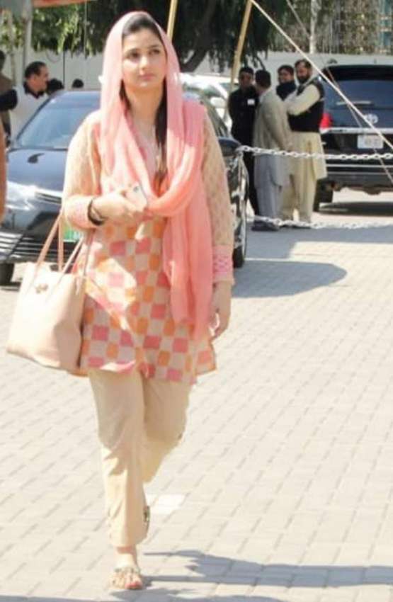 لاہور: خاتون رکن پنجاب اسمبلی اجلاس میں شرکت کے لیے آ رہی ..