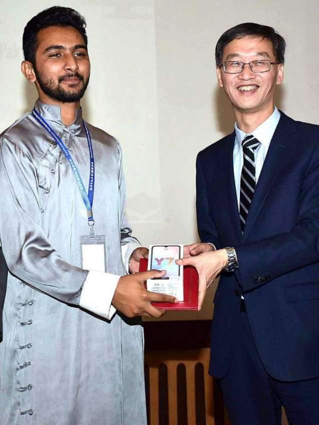 اسلام آباد: چینی سفیر ژاؤ جنگ نمل یونیورسٹی کے کامیاب سٹوڈنٹس ..