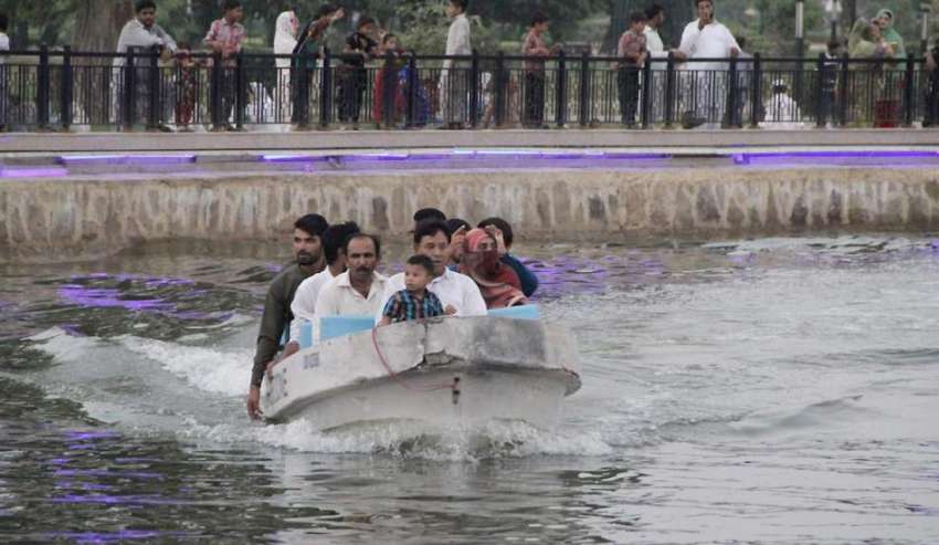 لاہور: گریٹر اقبال پارک میں شہری کشتی رانی کی سیر سے لطف ..