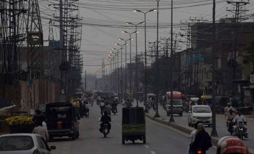 لاہور : دوپہر کے وقت سیاہ بادلوں کی وجہ سے اندھیرا چھا جانے ..