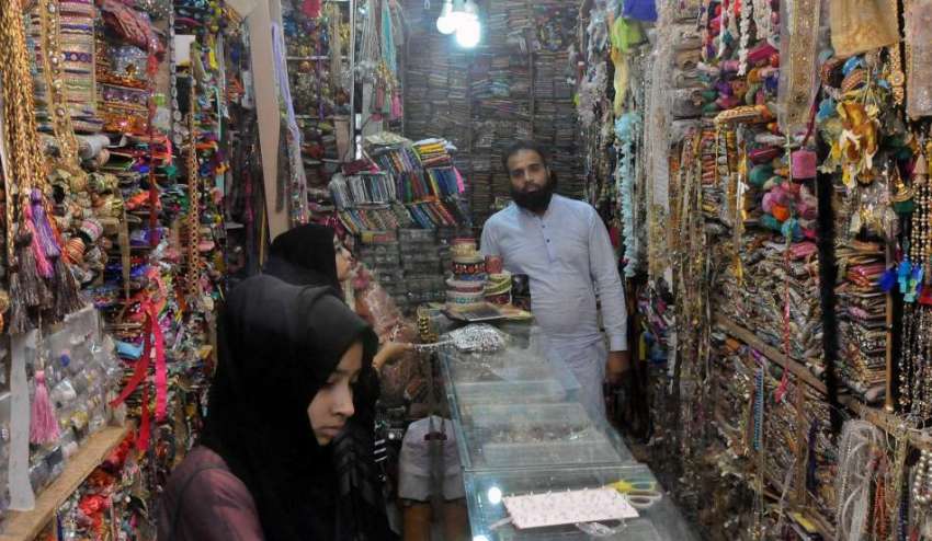 راولپنڈی: خواتین پرانہ قلعہ مارکیٹ زری شاپ سے کپڑوں کی تیاریوں ..