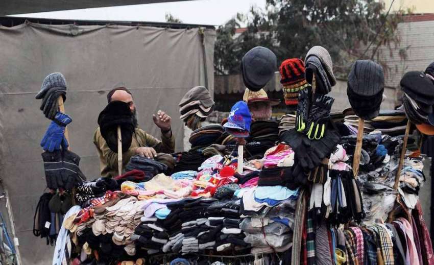 اسلام آباد: محنت کش سردی میں اضافے کے سبب گرم ٹوپیاں فروخت ..