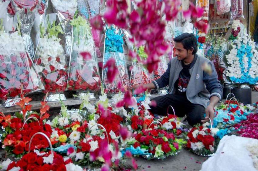 راولپنڈی: مقامی مارکیٹ میں دکاندار پھولوں کے دستے سجا رہا ..