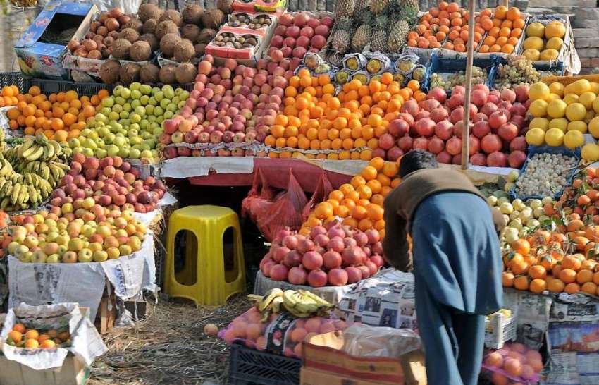 راولپنڈی: محنت کش مریڑ حسن کے قریب گاہکوں کو متوجہ کرنے کے ..