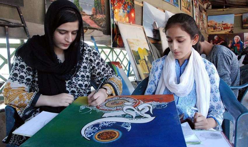 اسلام آباد: آرٹسٹ ہفتہ وار منگل بازار میں پینٹنگز بنا رہے ..