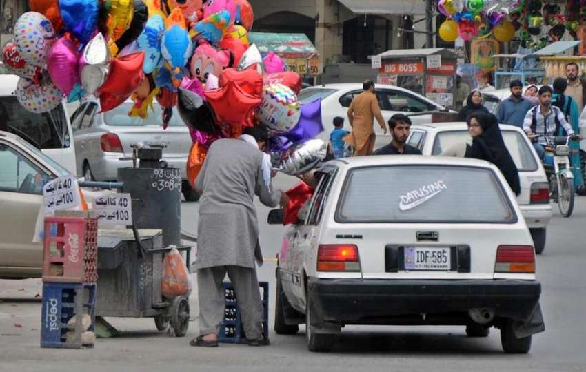 راولپنڈی: سیٹلائٹ ٹاؤن میں محنت کش ایک گاڑی والے کو غبارے ..