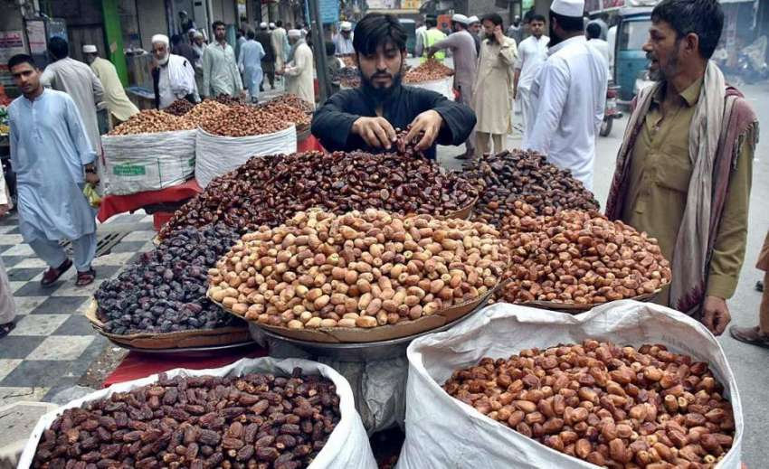 پشاور: دکاندار نے گاہکوں کو متوجہ کرنے کے لیے مختلف اقسام ..
