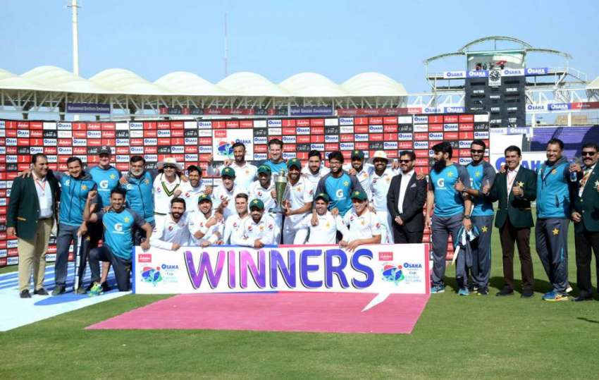 کراچی: پاکستان کرکٹ ٹیم کے کھلاڑی انعام کے ساتھ تقاریب کی ..