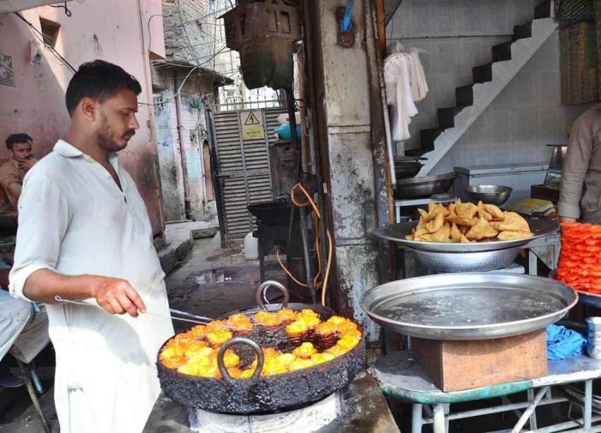 حیدر آباد: حلوائی گاہکوں کو متوجہ کرنے کے لیے جلیبیاں نکال ..