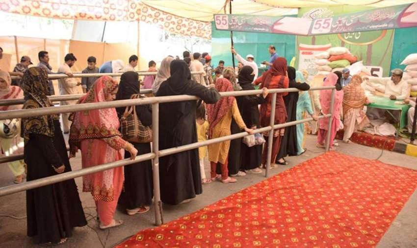 لاہور: خواتین شادمان رمضان بازار میں چینی خریدنے کے لیے ..
