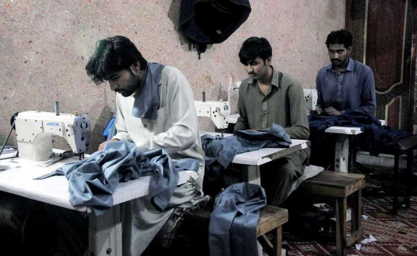 راولپنڈی: عید کی تیاریوں میں مصروف درزی کپڑوں کی سلائی میں ..