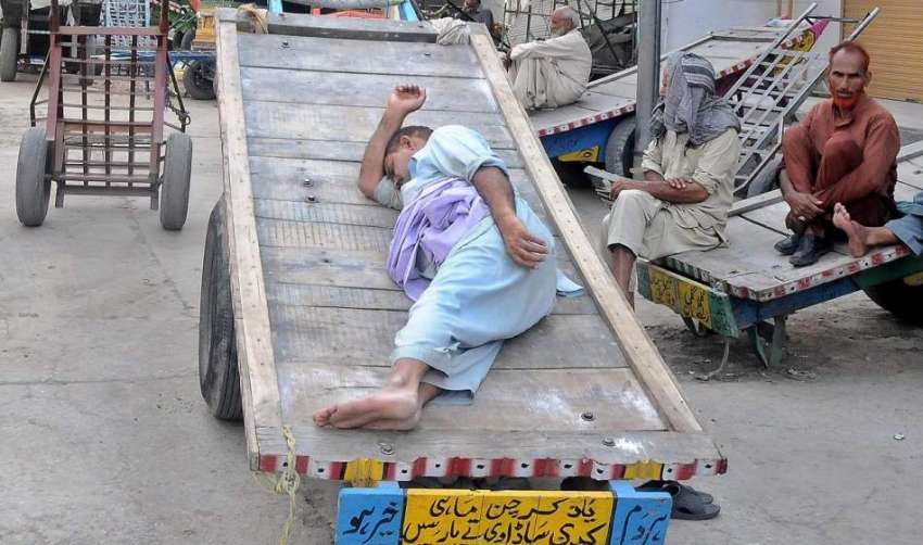 راولپنڈی: گرمی کی شدت اور کام نہ ہونے کے باعث مزدور اپنے ..