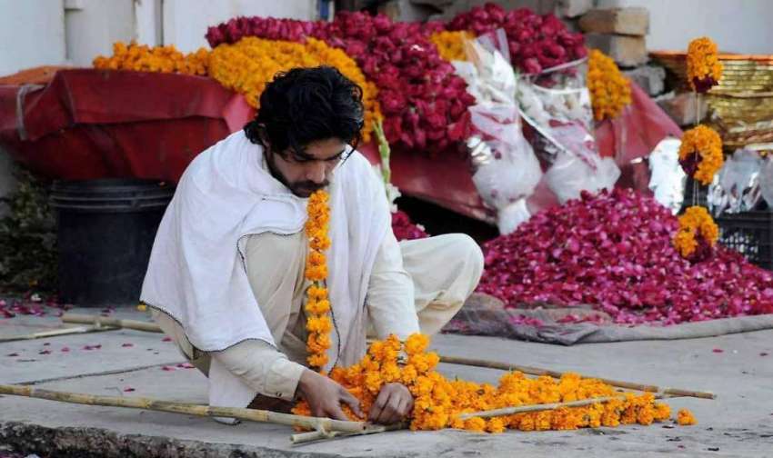 اسلام آباد: محنت کش دکان کے باہر پھولوں کی سجاوٹ میں مصروف ..