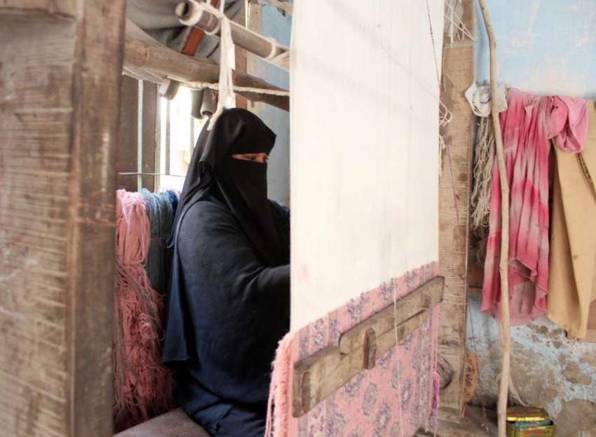 کراچی: خواتین کے عالمی دن سے بے خبر محنت کش خاتون قالین بننے ..