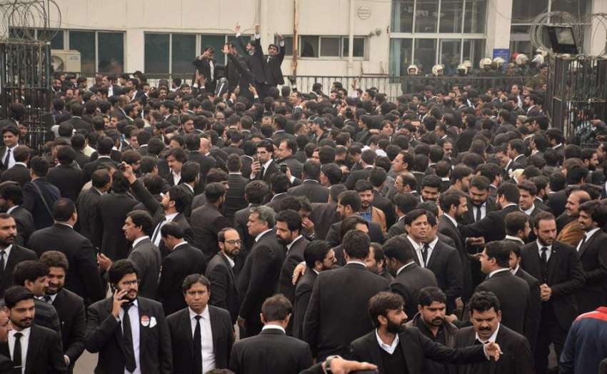لاہور وکلاء پی آئی سی کا گھیراؤ کر کے احتجاج کررہے ہیں۔ 
