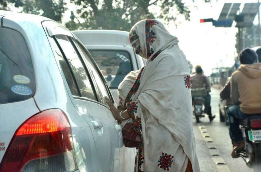 اسلام آباد: ٹریفک سگنل پر ایک بھیکارن بھیک مانگ رہی ہیں۔