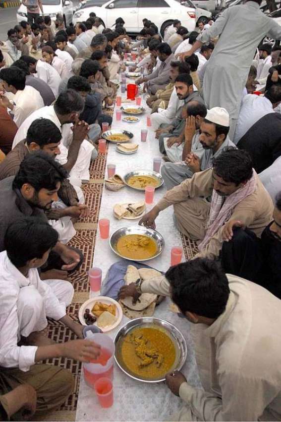 اسلام آباد: مخیر حضرات کی جانب سے مستحقین کے لیے افطاری کا ..