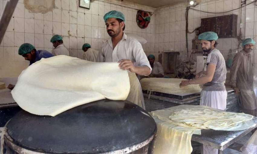 راولپنڈی: کاریگر سموسہ پٹی بنانے میں مصروف ہے۔