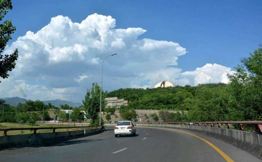 اسلام آباد: وفاقی دارالحکومت میں آسمان پر چھائے بادل خوبصورت ..