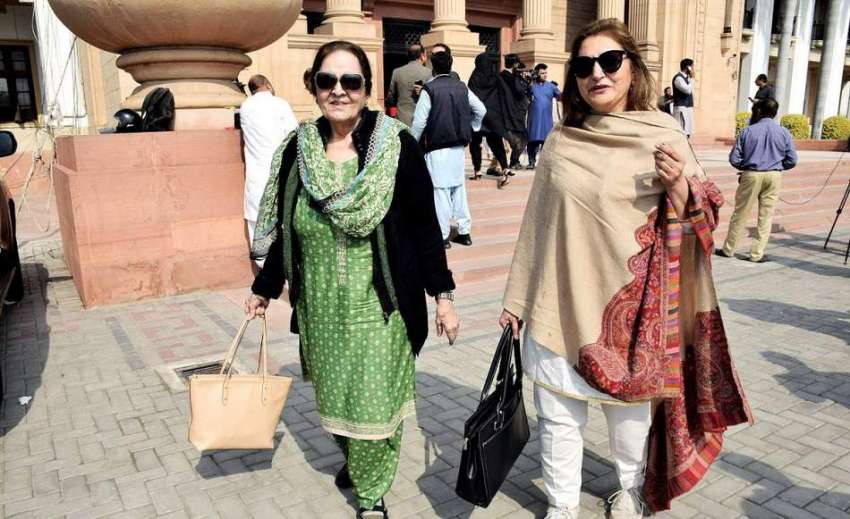 لاہور: پنجاب اسمبلی کے اجلاس میں شرکت کے بعد خواتین اراکین ..