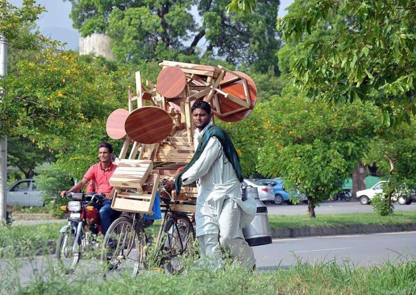 اسلام آباد: محنت کش سائیکل پر سٹول اور ٹیبل وغیرہ رکھے فروخت ..